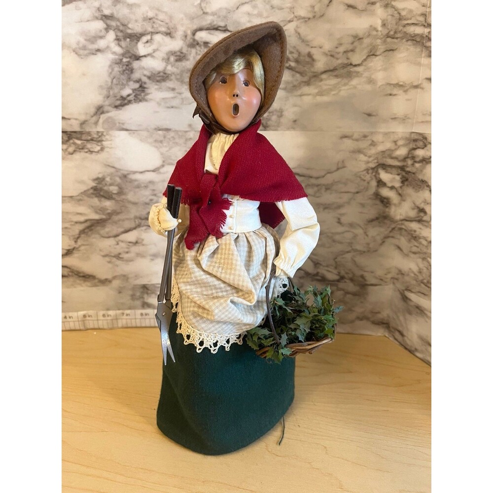 Byers Choice 2000 Exclusive Winterthur Holly Gatherer Gardener